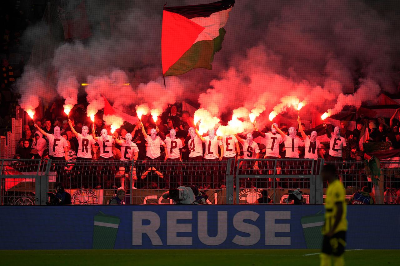 Los aficionados del Celtic encendieron pirotecnia en el bloque de invitados de Dortmund y mostraron camisetas y banderas de Palestina Libre.