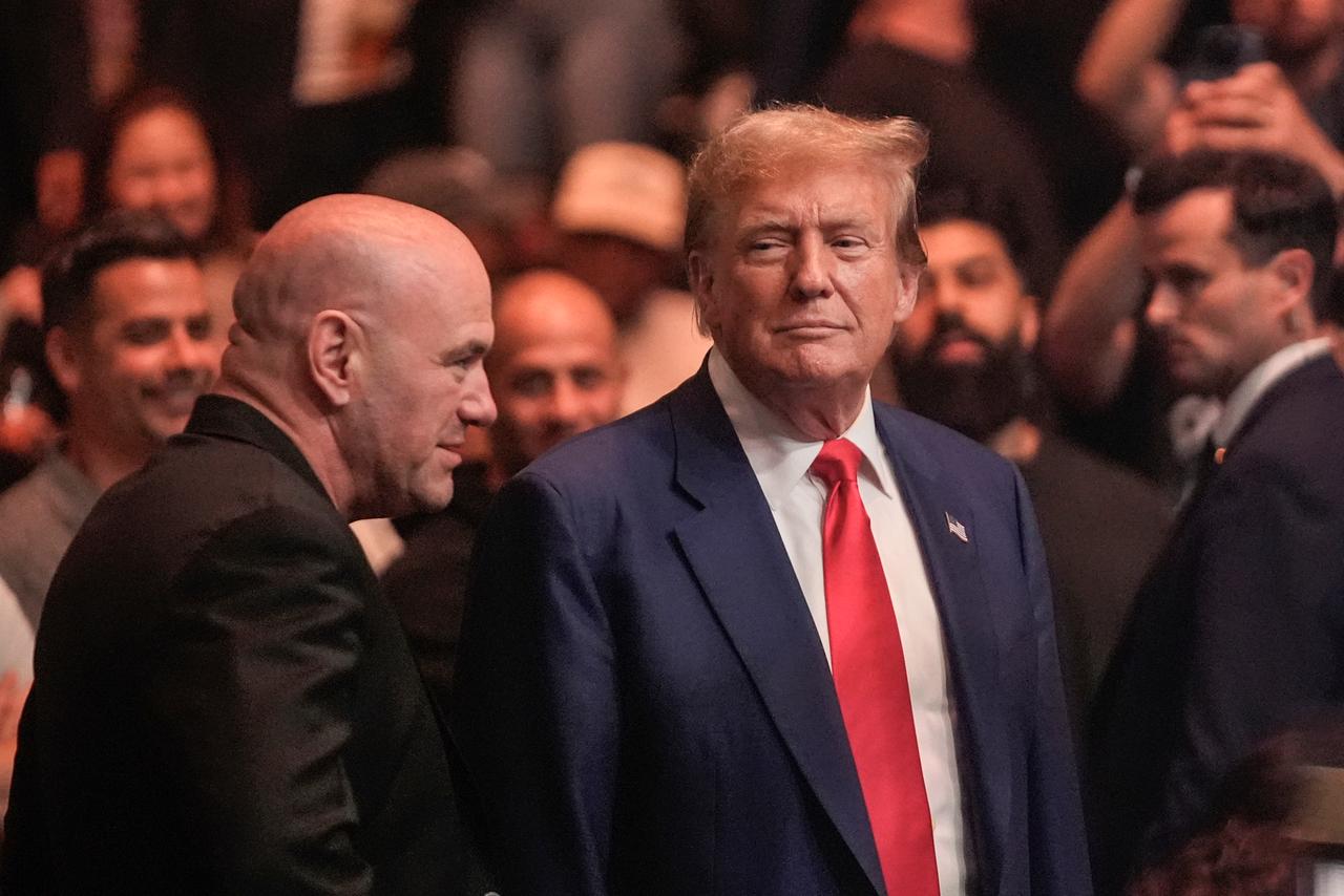 El expresidente de Estados Unidos, Donald Trump, habla con el presidente de UFC, Dana White.