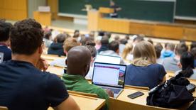 Archivo: Estudiantes sentados con portátiles en una conferencia, tomada el 17 de abril de 2018 en Tubinga