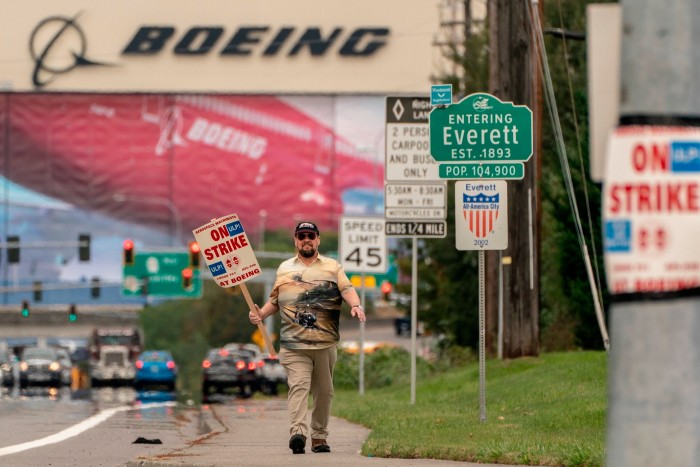 Un trabajador de Boeing camina hacia un lugar de piquete 