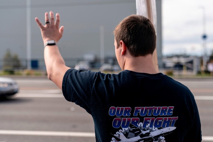 Un trabajador de Boeing hace piquetes frente a la fábrica de Boeing en Everett durante una huelga en curso en Everett, Washington.