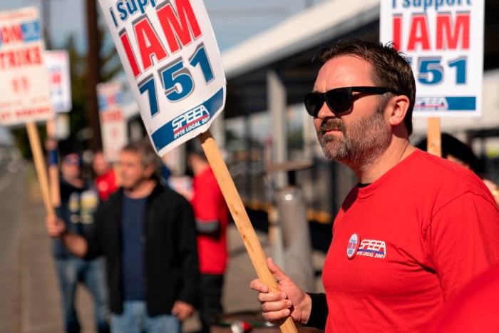 El oficial de SPEEA, Ryan Rule, hace piquetes en apoyo del Distrito 751 de IAM fuera de una instalación de Boeing cerca de Boeing Field durante una huelga en curso en Seattle, Washington. 