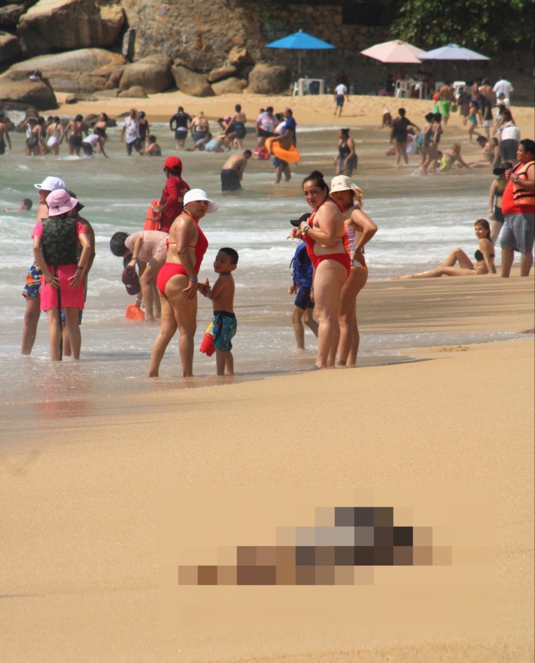 Uno de los tres cuerpos con signos de tortura que fueron arrastrados por el mar en la playa de Icacos, en Acapulco, México, en 2022.