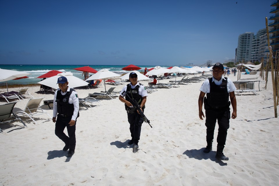 Policías fuertemente armados patrullan las playas de Cancún para hacer frente a la asombrosa tasa de homicidios