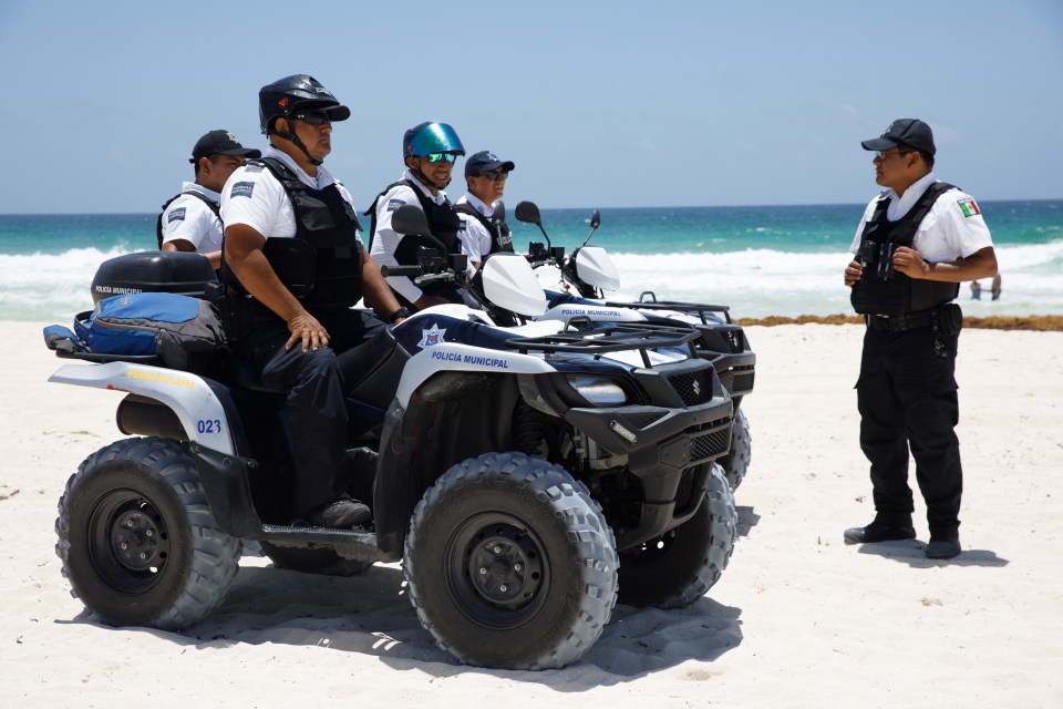 La violencia se dispara en un punto de acceso mexicano popular entre los turistas británicos mientras policías fuertemente armados patrullan las playas de Cancún.