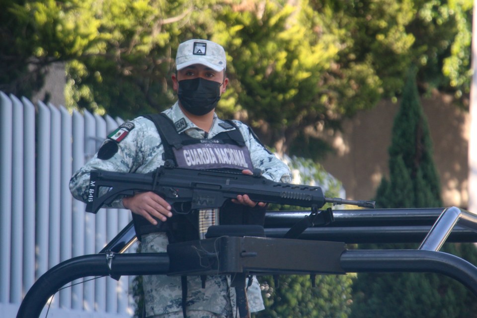 Fuerzas federales toman medidas de seguridad afuera de la Fiscalía Especial ante la salida de un convoy que transportaba a Ovidio Guzmán