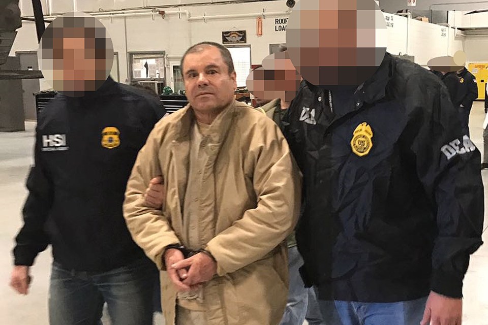 Joaquín Guzmán Loera alias “El Chapo” Guzmán escoltado en Ciudad Juárez por la policía mexicana mientras es extraditado a Estados Unidos