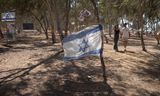 Una bandera israelí en el lugar del ataque del 7 de octubre al Festival de Música Nova en el Kibbutz Re'im. 