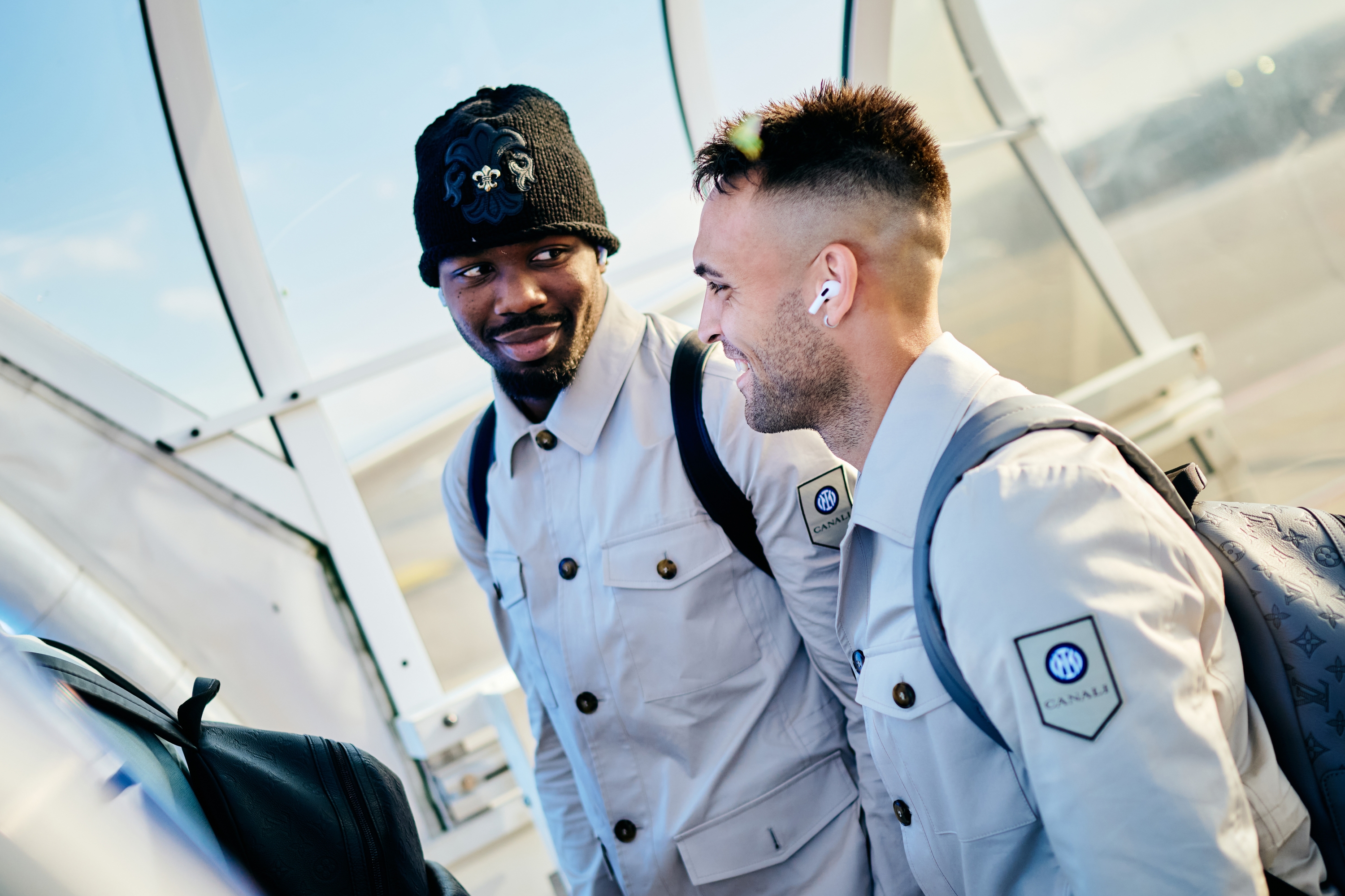 COMO, ITALIA - 27 DE SEPTIEMBRE: Lautaro Martínez del FC Internazionale, Marcus Thuram del FC Internazionale suben al avión durante el viaje entre Udine a Udine en el aeropuerto de Malpensa el 27 de septiembre de 2024 en Milán, Italia. (Foto de Mattia Ozbot - Inter/Inter vía Getty Images)