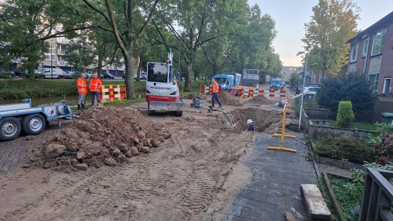 Brabant Water espera que los habitantes del Kruiskampsingel vuelvan a tener agua el lunes por la tarde (foto: Noël van Hooft).