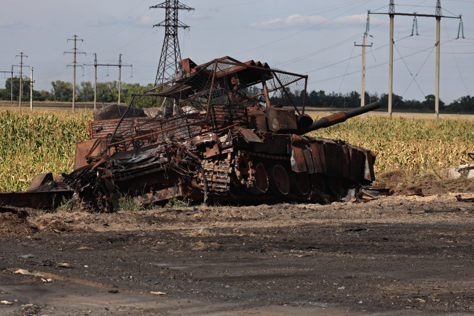 Un tanque ruso destruido en las afueras de la ciudad rusa de Sudzha, controlada por Ucrania, en Kursk.