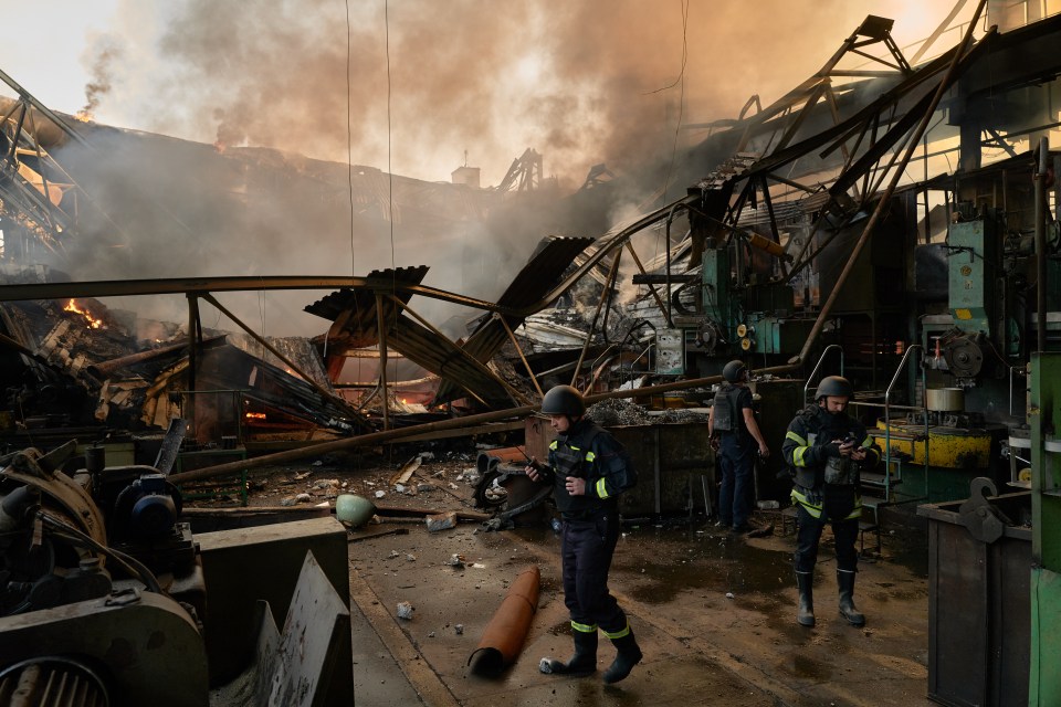 Los bomberos ucranianos extinguen un incendio en una fábrica tras un ataque con misiles rusos la semana pasada.