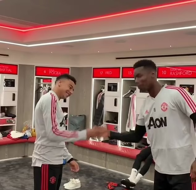 Jesse Lingard y Paul Pogba bailando en el vestuario del Man Utd