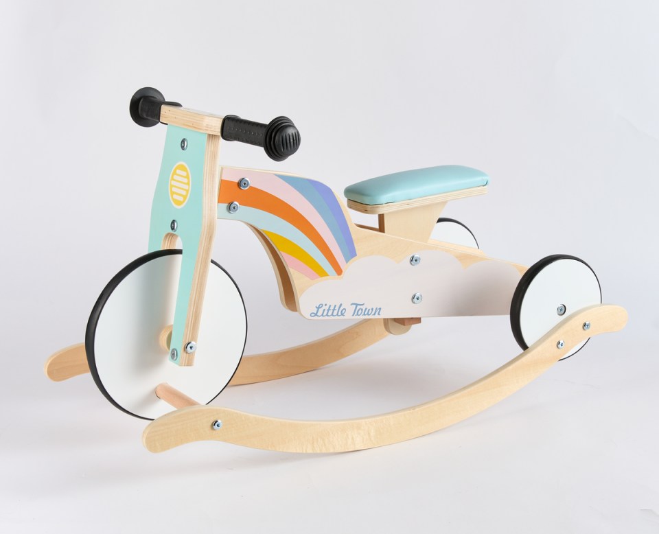 Una bicicleta de madera y una mecedora estarán disponibles por £29,99