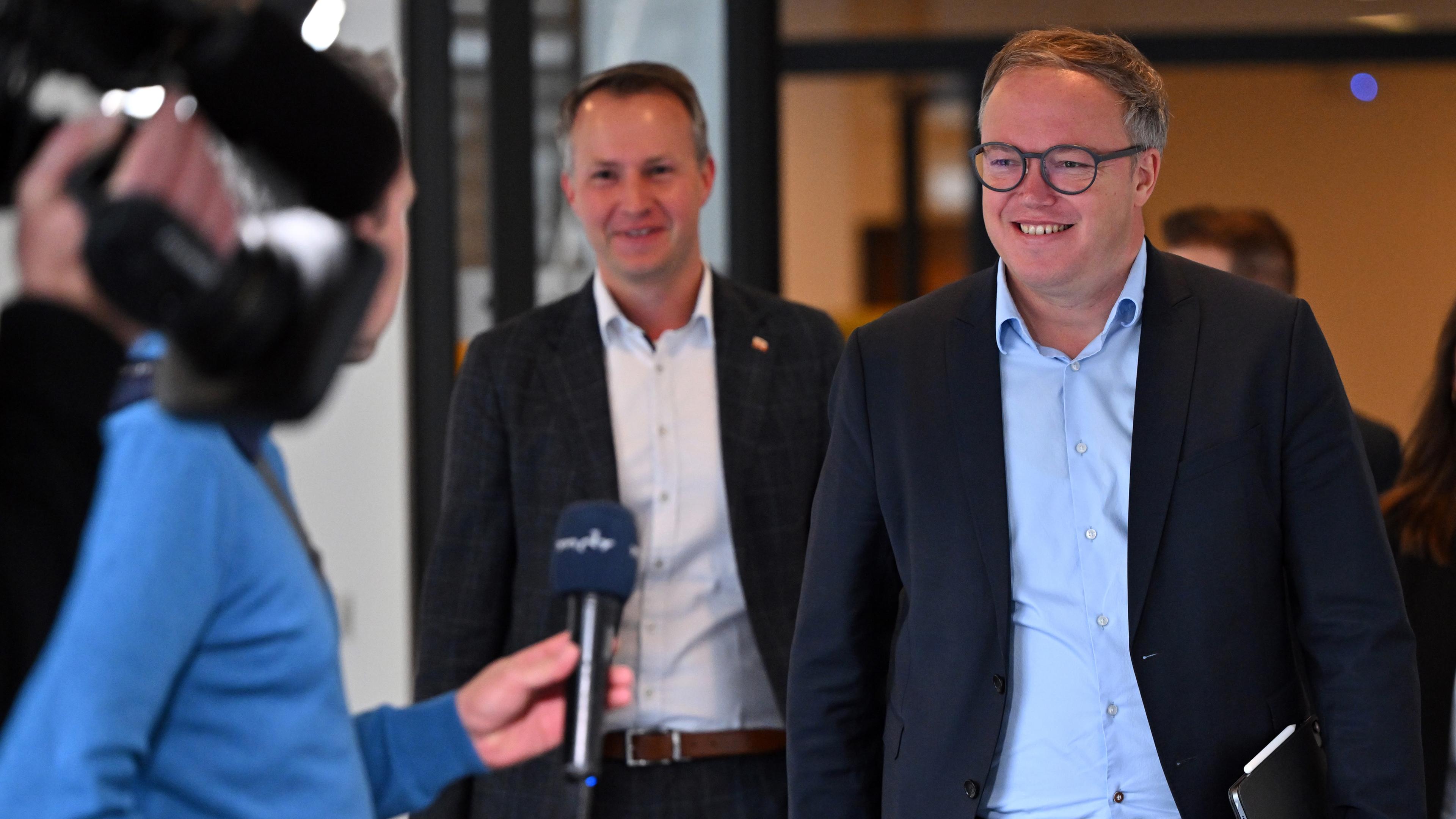 Turingia, Erfurt: Mario Voigt (d., CDU), presidente de la CDU de Turingia, y Andreas Bühl (izq., CDU), director parlamentario, asisten a la reunión del grupo parlamentario de la CDU en el parlamento estatal de Turingia.