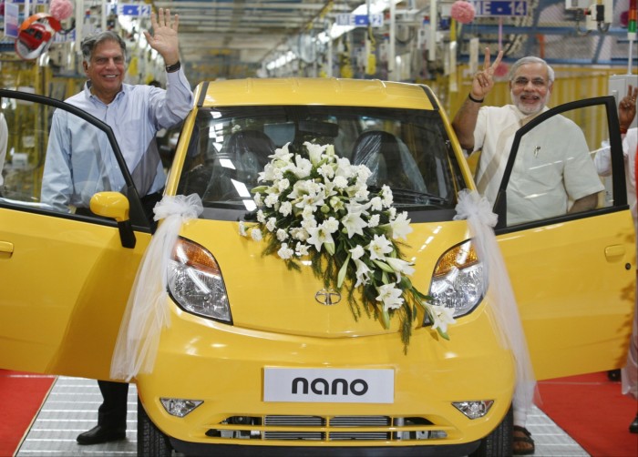 Los dos hombres posan con un nano amarillo brillante adornado con flores.