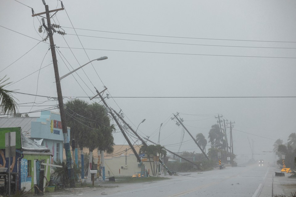 Postes rotos derribados por el fuerte viento