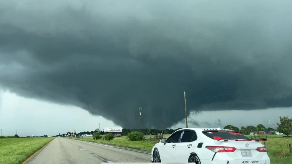 Un tornado se forma en el sureste de Florida horas antes de que toque tierra el huracán Milton