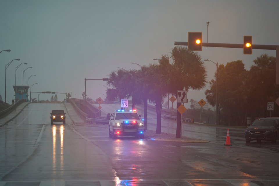 La policía bloquea un puente que conduce a la isla barrera de St. Pete Beach, Florida