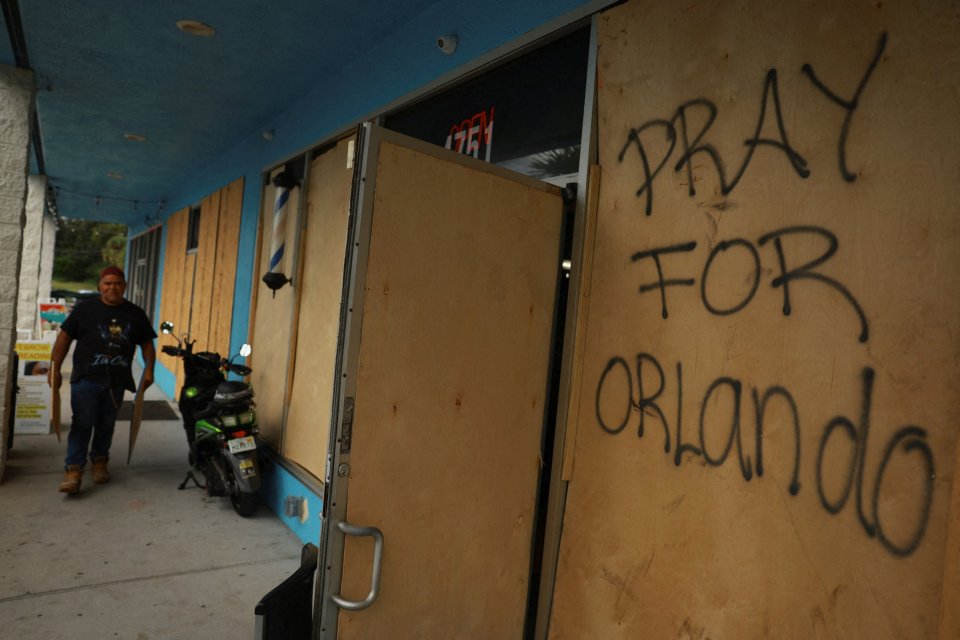 'Oren por Orlando' se lee en una madera colocada en un Home Depot