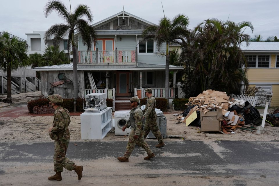 Miembros de la Guardia Nacional del Ejército de Florida verifican si quedan residentes en la casi desierta Bradenton Beach en Anna Maria Island, Florida.