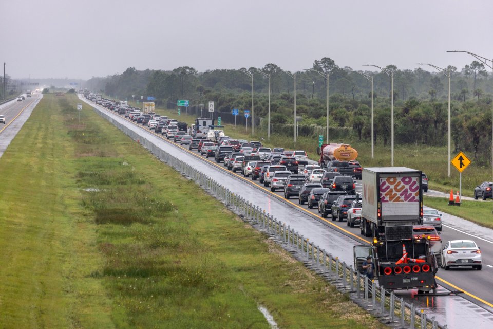 Una intensa corriente de tráfico de evacuación se mueve lentamente hacia el sur desde el noroeste de Florida por la Interestatal 75.