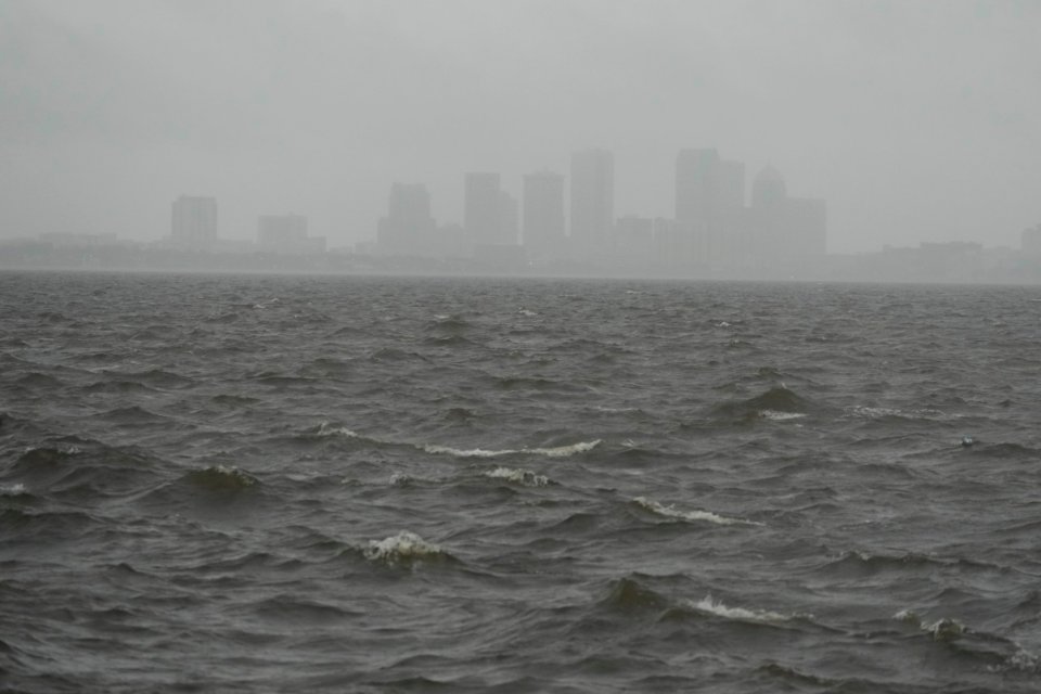 Comienza a caer lluvia ante la llegada del huracán Milton a Tampa