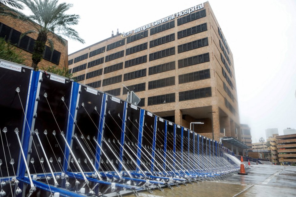 Una barrera AquaFence instalada afuera del Hospital General de Tampa