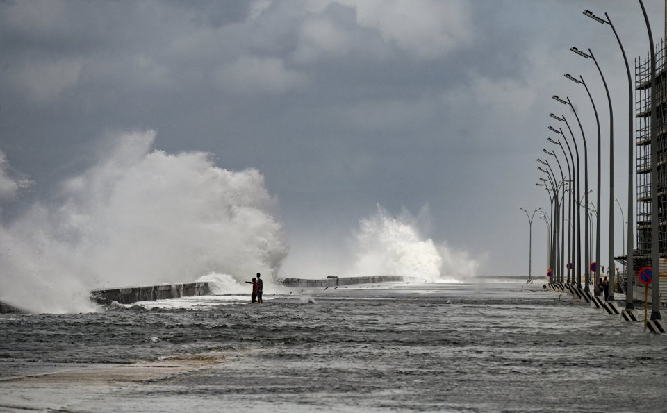 Las olas chocaron contra el malecón de La Habana