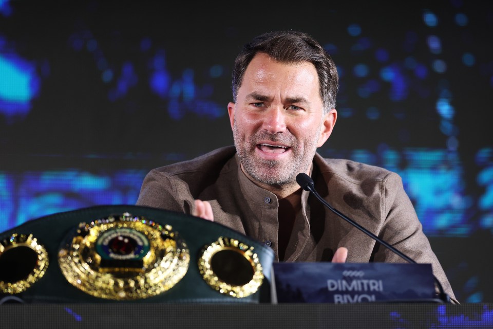 Eddie Hearn no pudo ocultar su furia por la decisión de los jueces