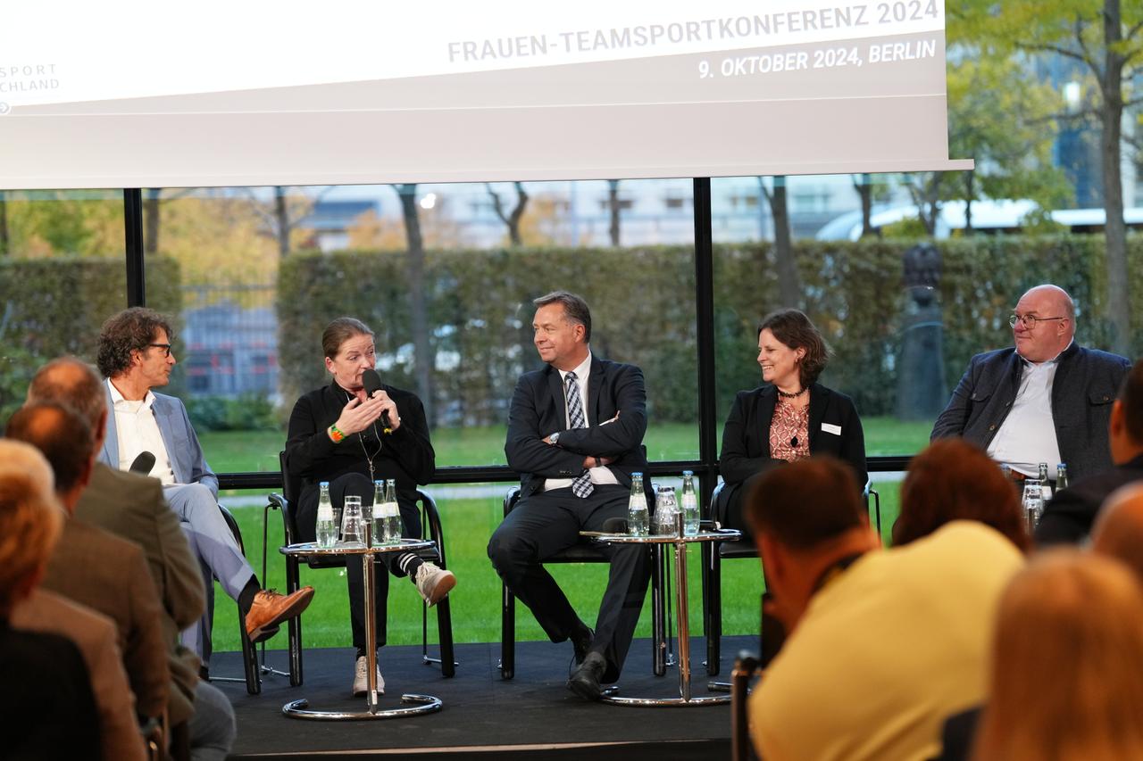 Los políticos deportivos Tina Winklmann (Alianza 90/Verdes), Stephan Mayer (CSU), la secretaria de Estado del Ministerio Federal del Interior, Juliane Seifert, y el presidente del DBB, Ingo Weiss, debaten sobre las mujeres en los deportes de equipo, bajo la moderación del director deportivo de la FAZ, Anno Hecker. 