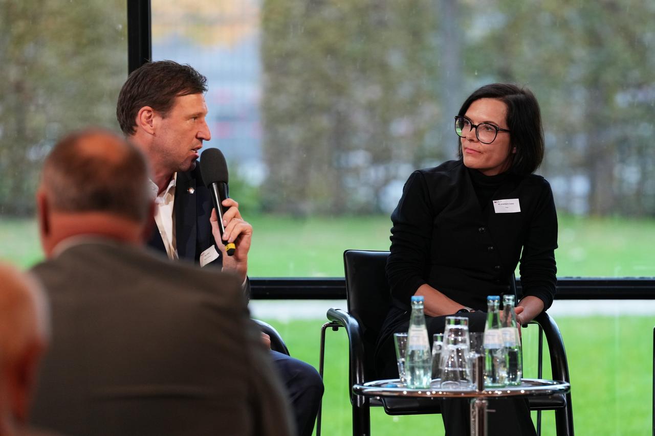 Anne-Katrin Huebel, jefa de marketing de Google, conversa con Claus Gröbner, secretario general de la Federación Alemana de Hockey sobre Hielo