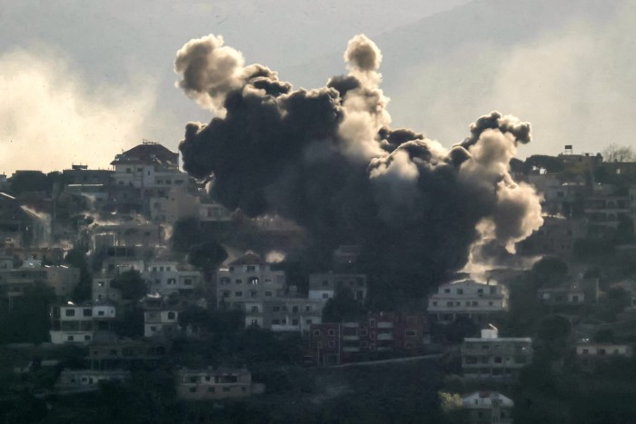 El humo se eleva desde el lugar de un ataque aéreo israelí que tuvo como objetivo la aldea de Khiam, en el sur del Líbano, el 9 de octubre.