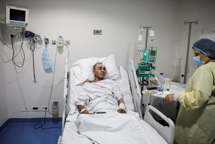 Mahmoud Dhaiwi, de 23 años, un soldado del ejército libanés que resultó herido durante un ataque aéreo israelí en el sur del Líbano, está hospitalizado en la UCI de la unidad de quemados del Hospital Geitaoui, en Beirut. 