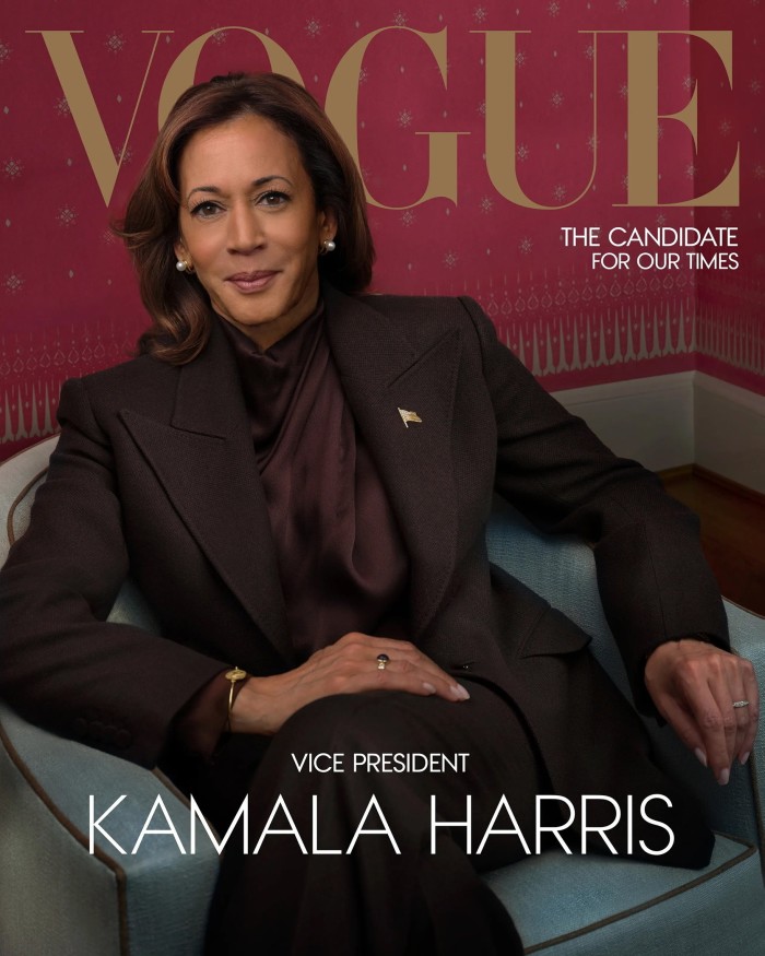 Una portada de la revista Vogue que muestra a Kamala Harris sentada relajada en un sillón. Las portadas decían: La candidata de nuestros tiempos, la vicepresidenta Kamala Harris