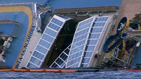 Un crucero yace de costado. En la cubierta del barco hay un tobogán de agua que forma casi un ángulo de 90 grados con respecto al nivel del mar.