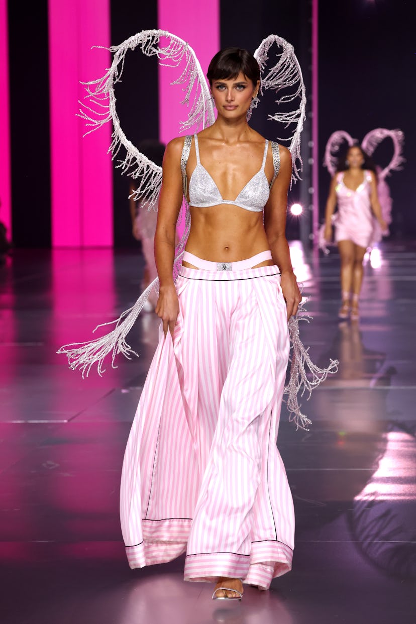 Taylor Hill desfila en la pasarela del Victoria's Secret Fashion Show 2024