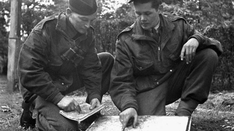 El sargento Rylaasden y el teniente Pearson de los Cameron Highlanders de Queens ven el mapa en Brasschaat el 9 de octubre de 1944 (foto: archivo LAC) 