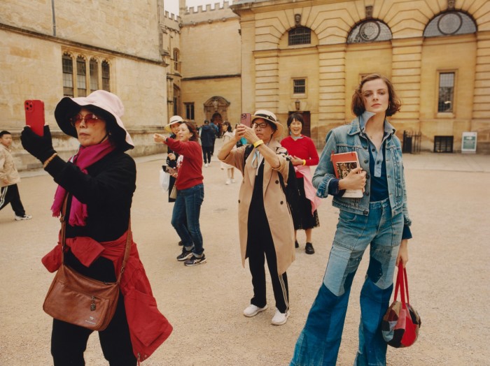 Chaqueta vaquera y vaqueros vintage, polo de algodón y bolso de retazos, todos propiedad del estilista.