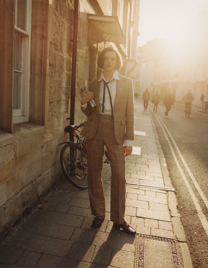 Chaqueta de lino/seda a cuadros de Ralph Lauren, £ 649 y pantalones a juego, £ 399. Camisa de algodón vintage, de una selección de la Cruz Roja Británica. Mocasines de piel Gucci vintage, de una selección de Oxfam. Cinta de graduación de terciopelo (que se lleva alrededor del cuello), de Grace