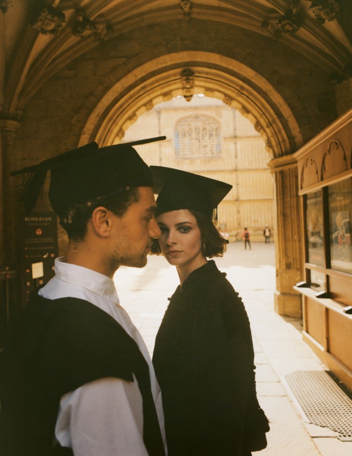 Chaqueta vintage de seda/algodón bordada de Marc Jacobs, propia del estilista. Gorro de graduación, el de Grace. En todo momento: Félix viste su propia ropa.