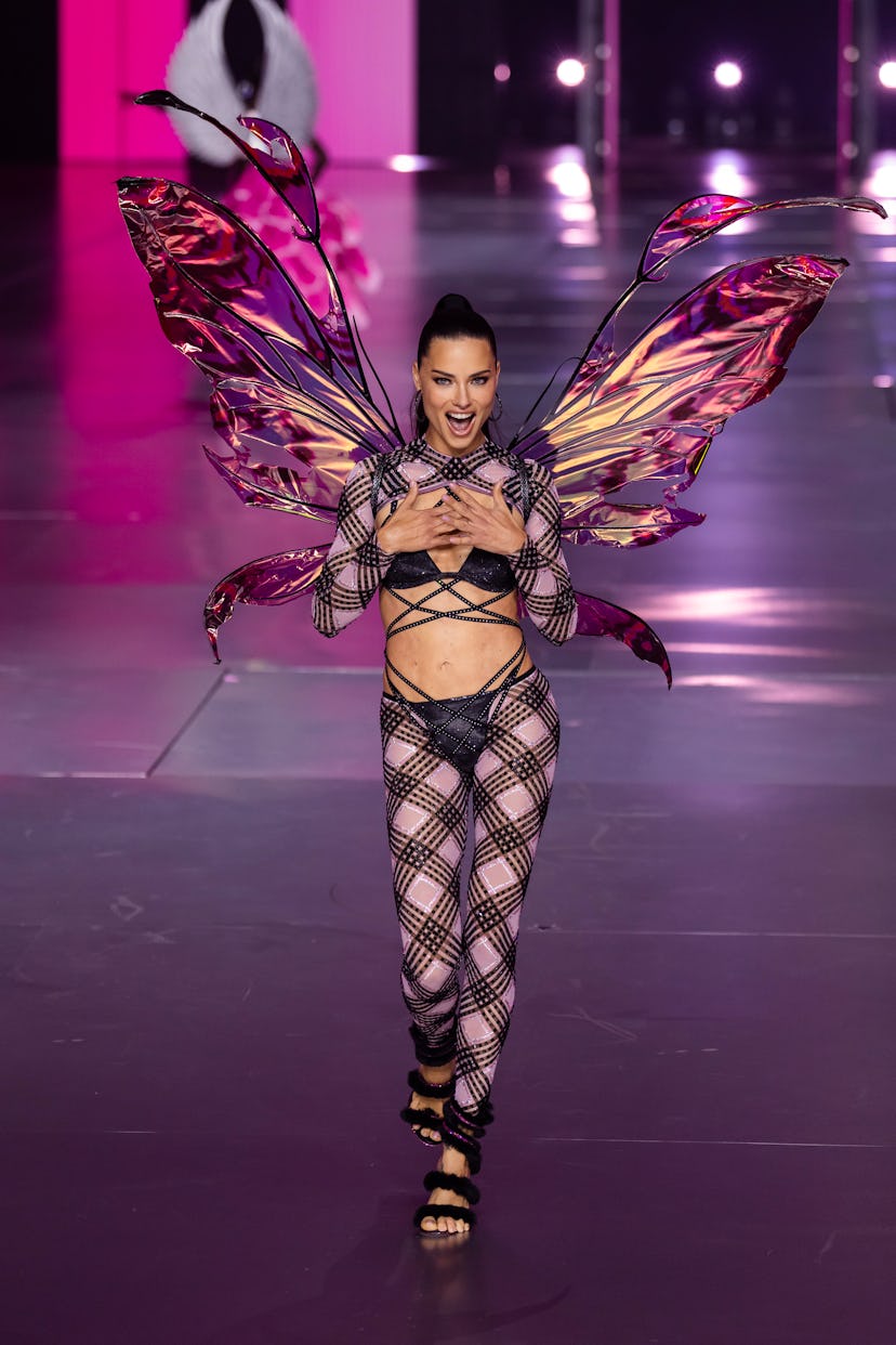 BROOKLYN, NUEVA YORK - 15 DE OCTUBRE: Adriana Lima camina por la pasarela durante el desfile de moda de Victoria's Secret...