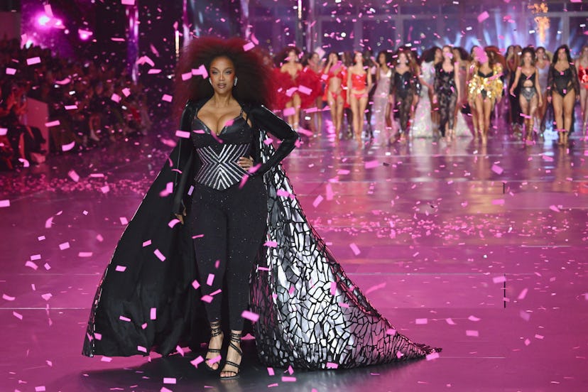 La modelo Tyra Banks camina por la pasarela durante el desfile de modas de Victoria's Secret 2024 en Duggal Greenhous...