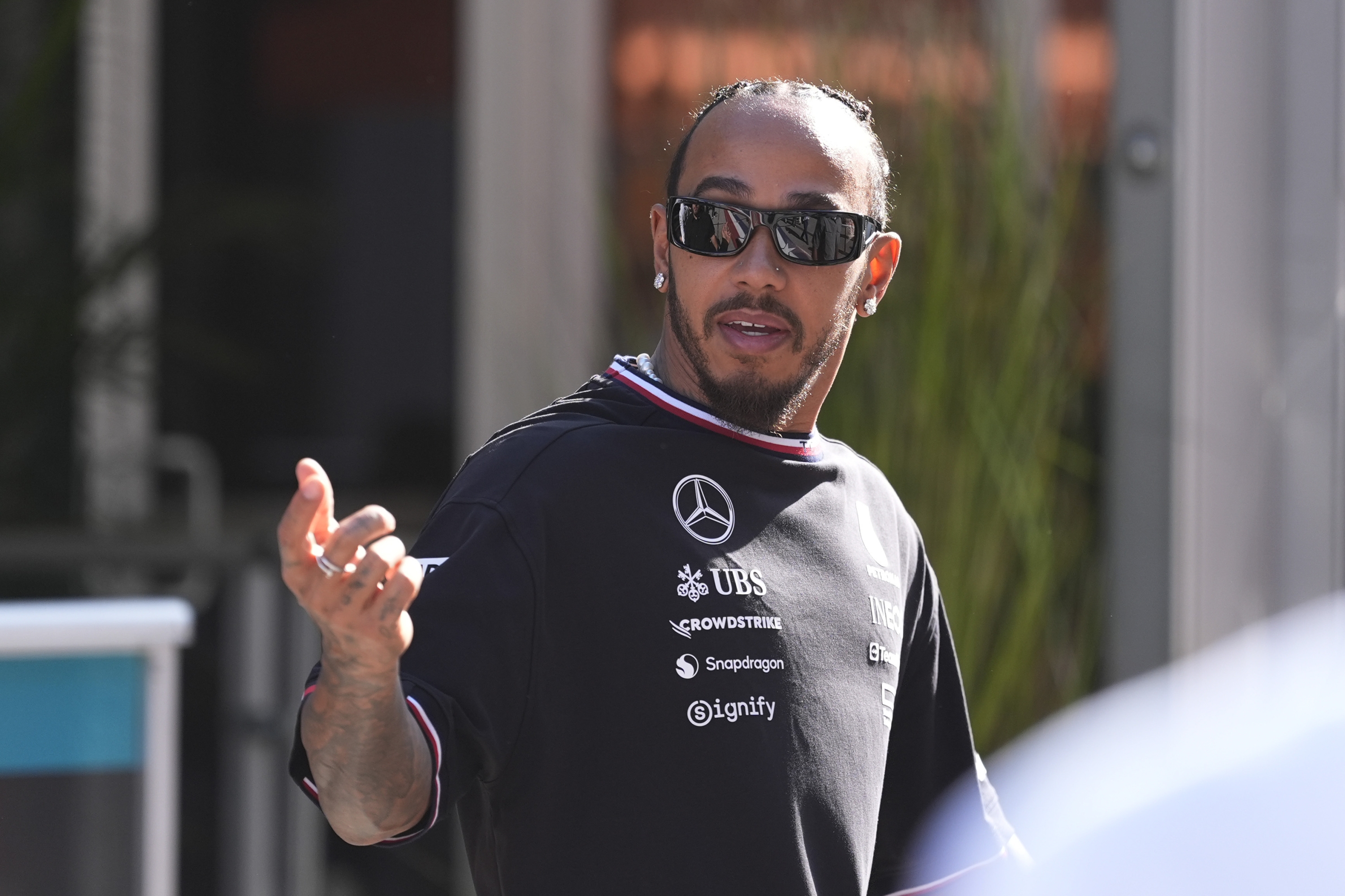 El piloto de Mercedes Lewis Hamilton, de Gran Bretaña, camina hacia su garaje antes de una carrera de velocidad para el Gran Premio de Fórmula Uno de Estados Unidos en el Circuito de las Américas, el sábado 19 de octubre de 2024, en Austin, Texas. (Foto AP/Eric Gay)