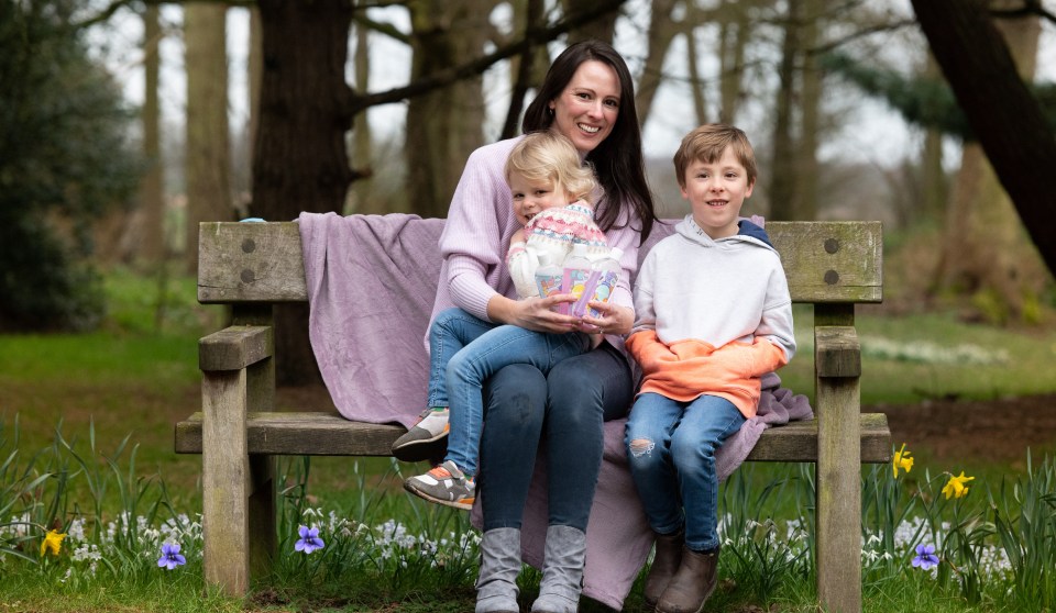 La esposa de la leyenda olímpica, Sarra Kemp, con sus hijos Callum, de 10 años, y Chloe, de siete.