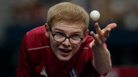 Felix Lebrun, de Francia, durante los cuartos de final de tenis de mesa.