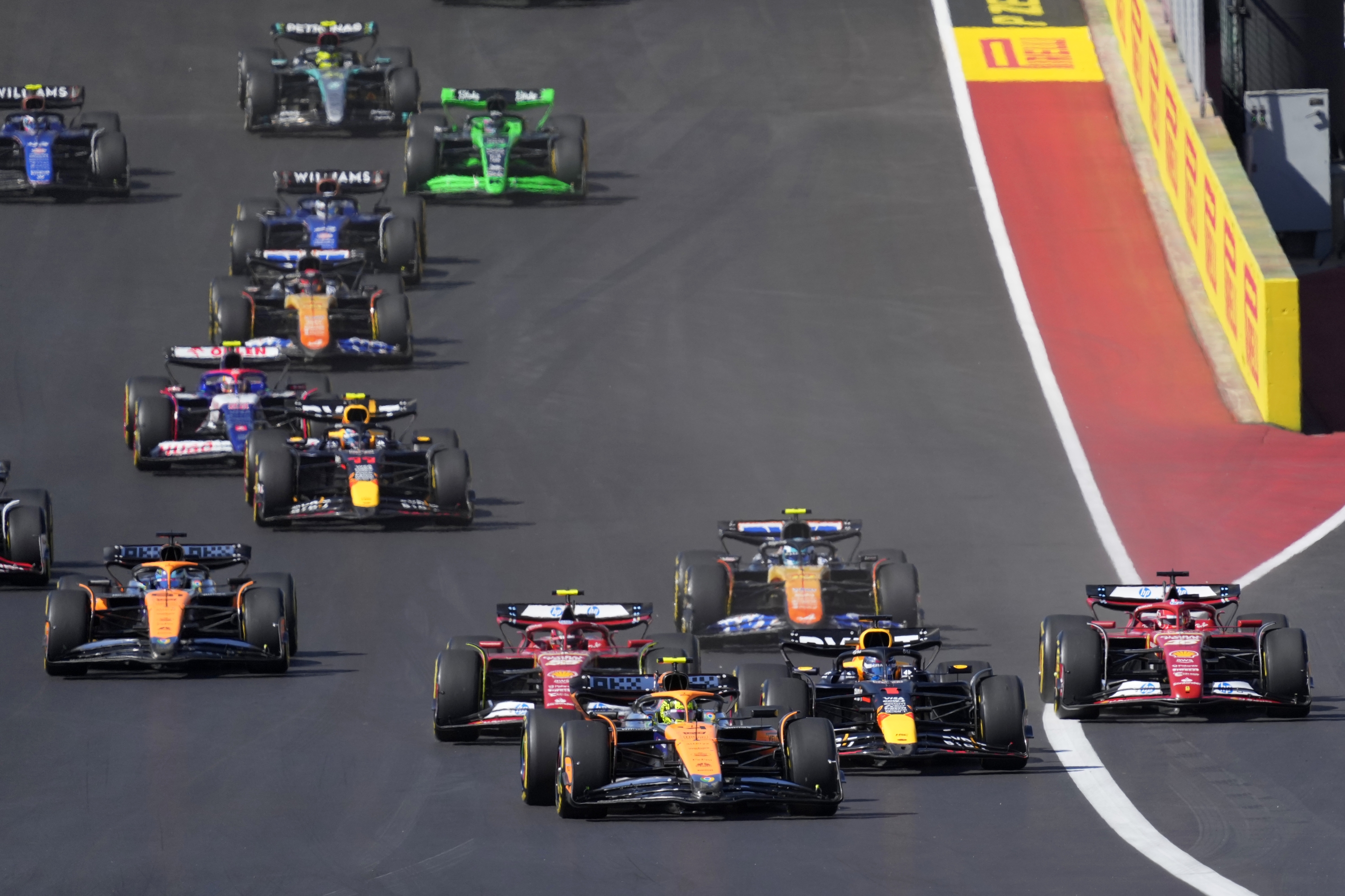 El piloto de McLaren, Lando Norris, de Gran Bretaña, lidera las unidades en la curva 1 durante la carrera de autos del Gran Premio de Estados Unidos en el Circuito de las Américas, el domingo 20 de octubre de 2024, en Austin, Texas. (Foto AP/Eric Gay)