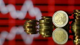 Monedas de euro y céntimos frente al precio de una acción