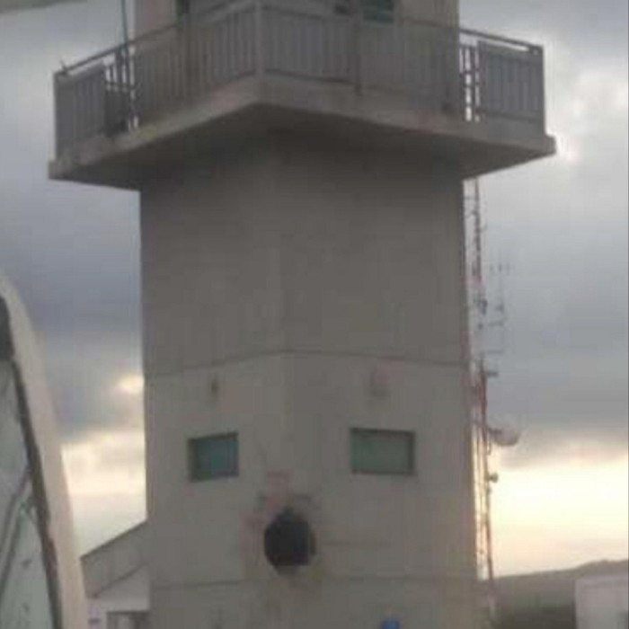 Foto de un agujero en una torre de observación, incluida en un informe confidencial