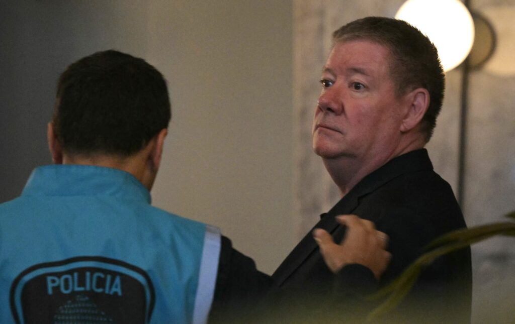 Geoff Payne con la policía en Buenos Aires